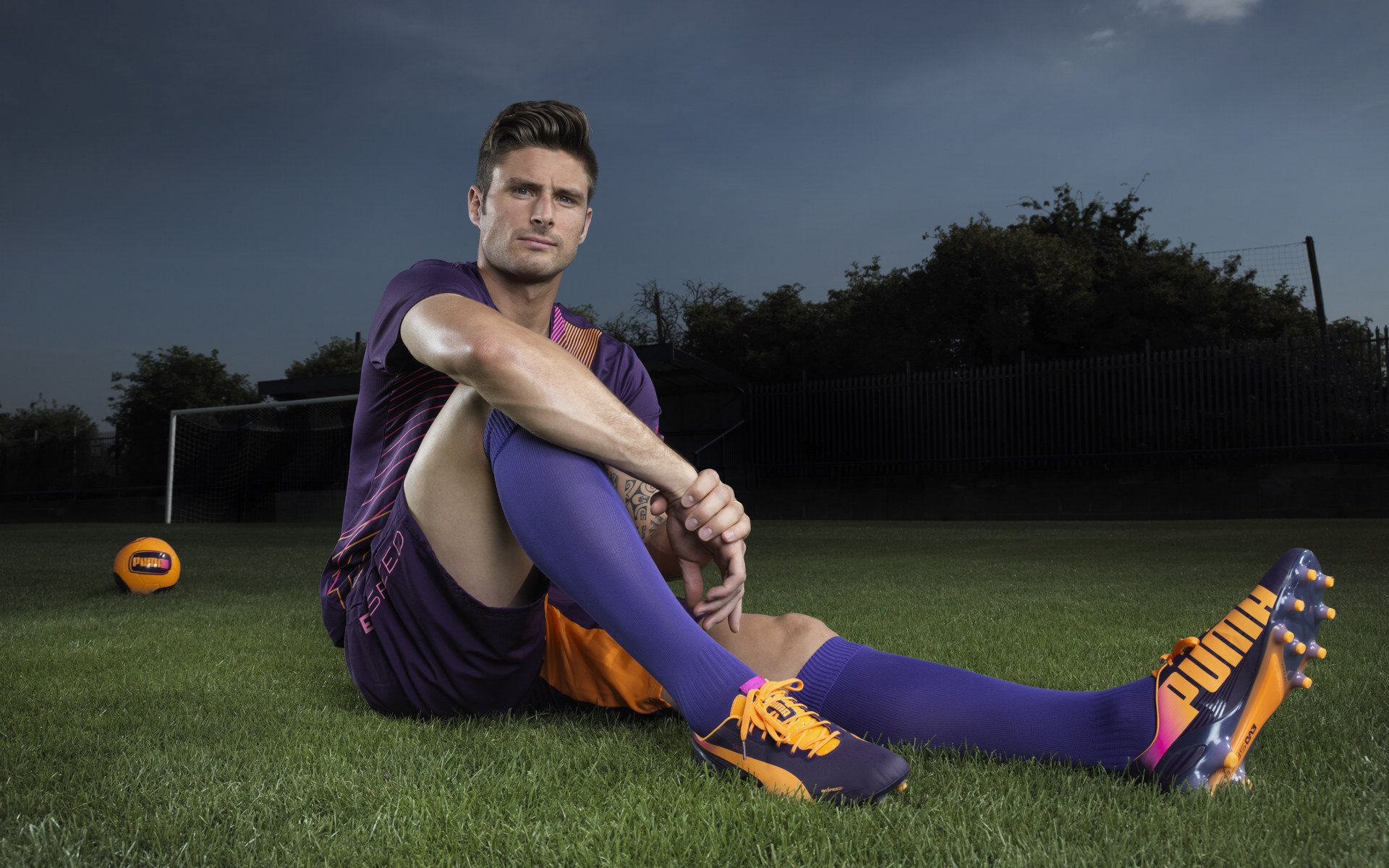 开云esports-英超激烈开战，精彩反击和神级扑救轮番上演，英超 激烈